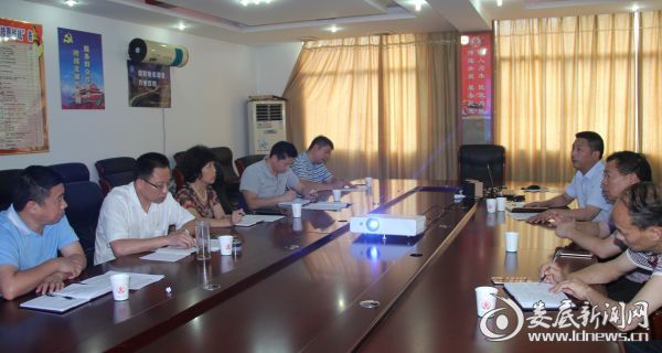 邓志洪一行在涟源市民政局了解抗洪救灾情况