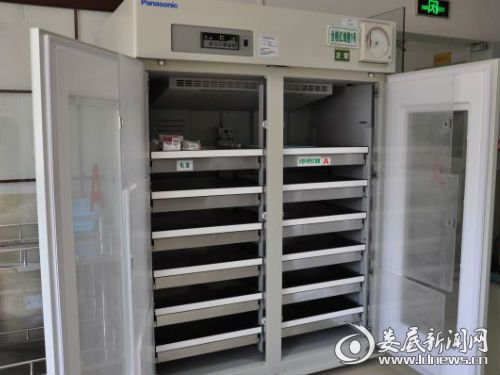 图为市中心血站血库存冰箱