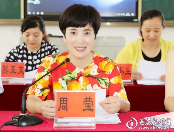 4、校长周莹代表学校对提案进行一一答复