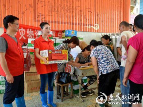 住建分会三大队慈善志愿者向受灾群众发放慰问品