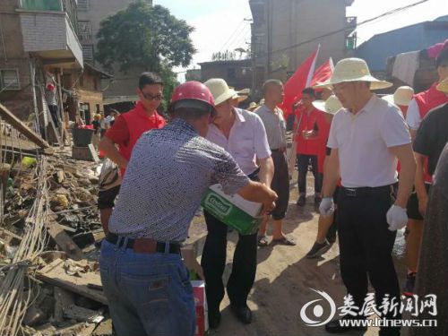 送慰问品到受灾群众家