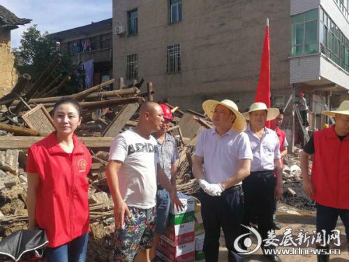 听受灾群众介绍灾情