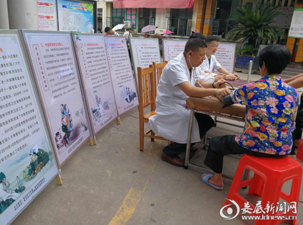 （中医院书记李利华为群众诊断）