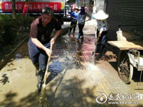 园林人清洗街道