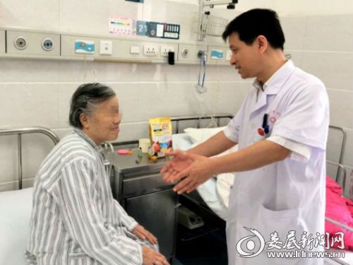 黄暾昇主任为梁奶奶讲解出院后的注意事项