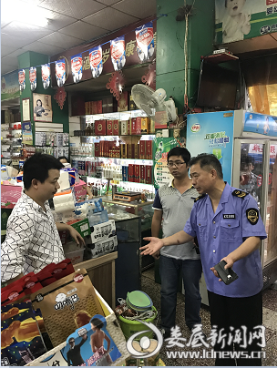 （督察组走访经营户了解群众受灾情况，对商户宣传浸水食品的危害性；并指导经营户做好灾后重建工作）