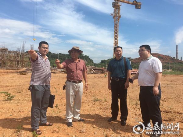 帮扶工作队现场指导企业厂区建设