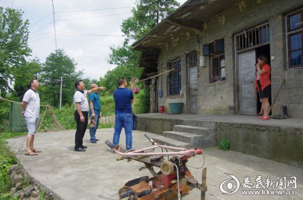 孙立平询问贫困群众住房情况