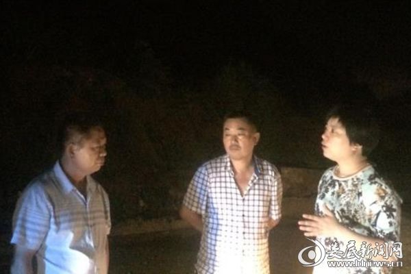 图（2）镇长梁哲夜间巡查水洞底村危房户