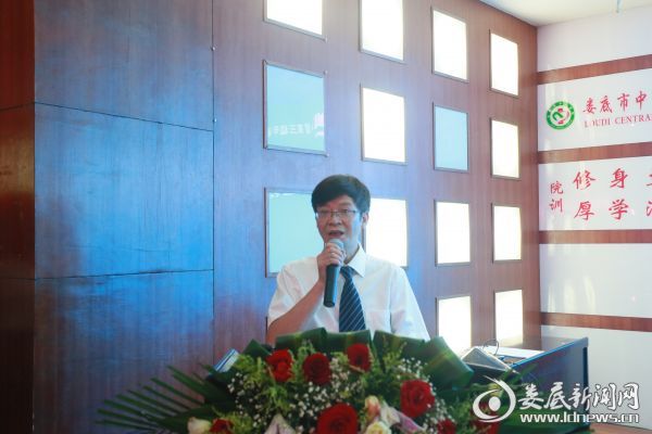 市中心医院业务副院长龚铁逢进行赛后点评