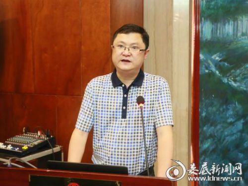 市肿瘤微创介入委员会拟任主委、市中心医院住院部超声科主任刘向阳做报告