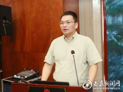 市政协副主席、市科协主席、市抗癌协会理事长、市中心医院院长肖扬教授致欢迎词