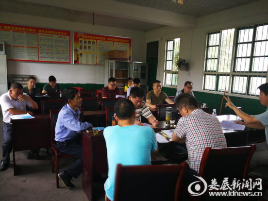 （图为帮扶工作队与村支两委召开小结会议）