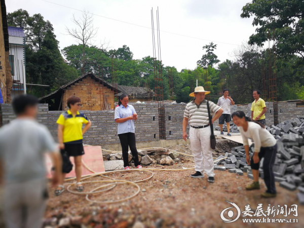 （图为核实危房改造项目情况）