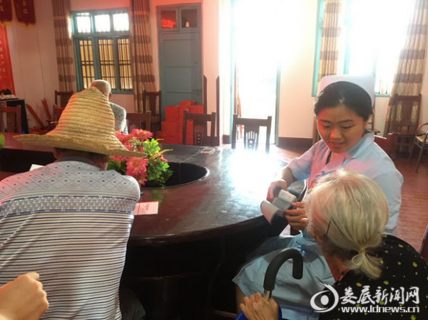 （与社区群众互动）