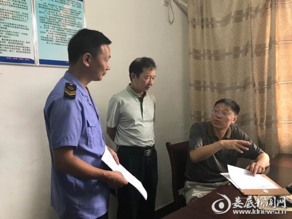 吴公平副局长（右一）在娄底食药监局局长侯迪凡（右二）的陪同下了解娄星区花山监管所辖区受灾情况