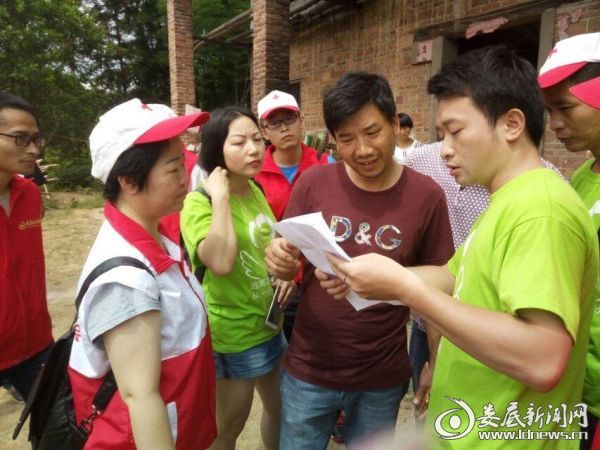 泛华保险分队谢经理亲自为刘家老母送上一份意外伤害保险1_看图王