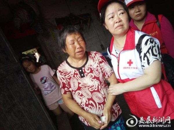 刘家老母激动地流下了眼泪_看图王