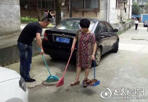 市供销社党组成员、理事会副主任钟萍（右）与曾江峰参加义务劳动