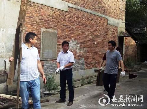 市供销社党组书记、理事会主任龚卫民（中），市供销社党组成员、理事会副主任阳文胜（右），党员毛紫阳（左）在参加义务劳动。