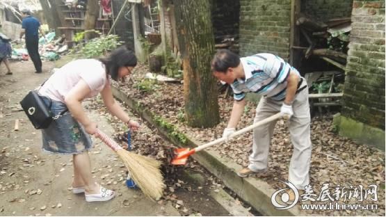 市供销社副调研员刘方平（右）与刘俐（左）清理垃圾