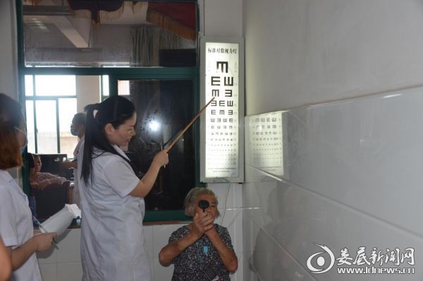 娄底爱尔眼科医院医务人员为术后白内障患者检测视力