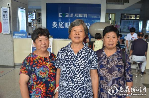 贺省珍老人（左二）和其他二位同村村民均得到&ldquo;立珊光明行动&rdquo;贫困白内障免费救治