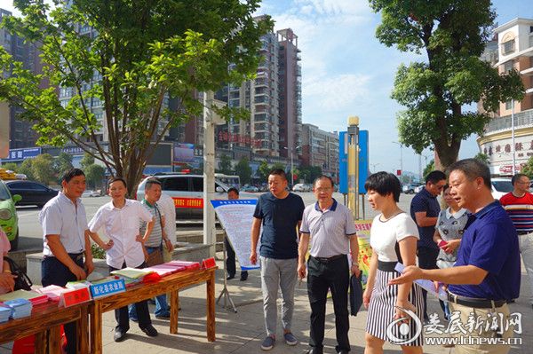 副县长谢聪指导宣传周活动