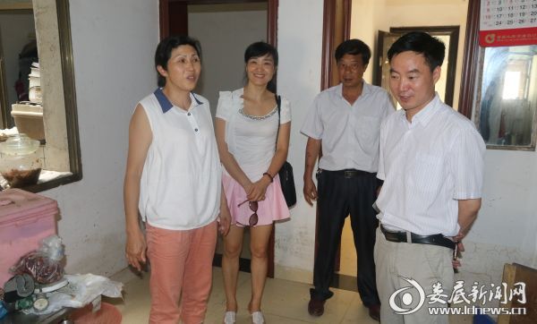 党委书记罗建国（右一），工会主席管长元（右二）慰问受灾职工家庭
