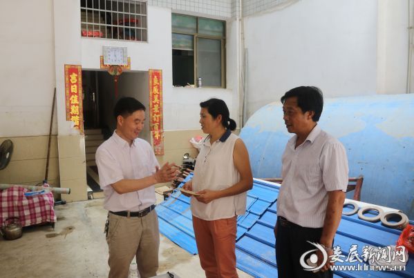 党委书记罗建国（左一），工会主席管长元（右一）慰问受灾职工家庭