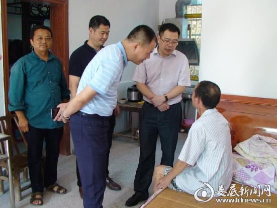 李兴魁走访慰问贫困户