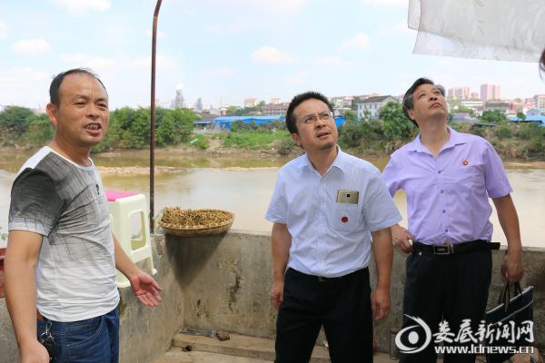 受灾职工方恒文（左一）讲述受灾情况