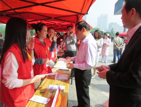 爱国卫生月广场宣传活动现场二（市领导现场检查指导工作）