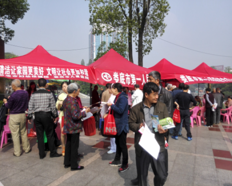 爱国卫生月广场宣传活动四（市民参加热情高涨）