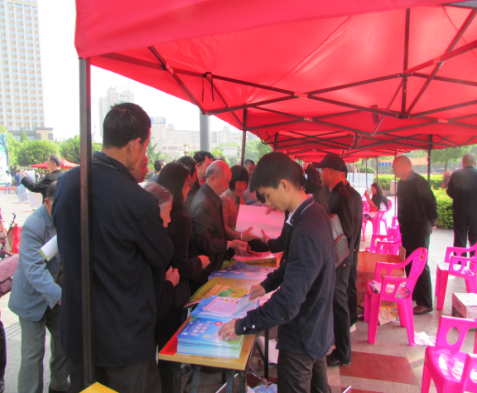 爱国卫生月广场宣传活动十（爱国卫生服务部工作人员讲解和发放宣传资料）