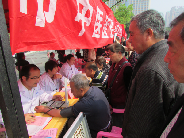 爱国卫生月广场宣传活动十三（各大医院义诊火爆现场一）