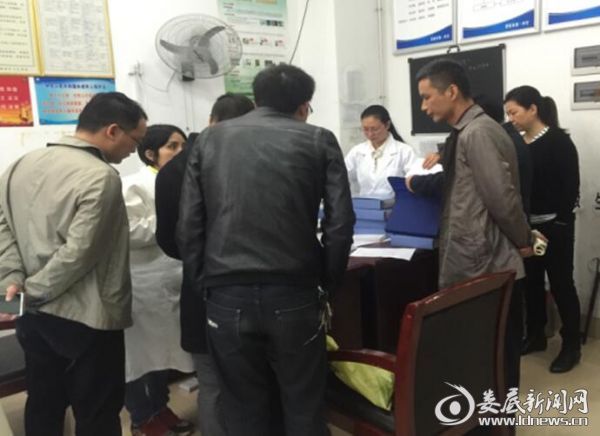 检查组在娄底市一中城南中学现场查看资料