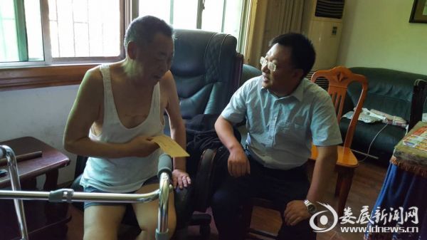 看望离退休党员李明重老人