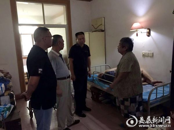 看望离退休党员喻义生老人
