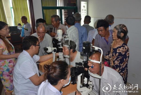 五楼医务科检查室内围满了期待重见光明的白内障患者