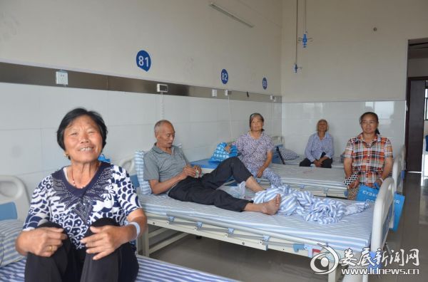 双峰甘棠的白内障老人们入院后在病房拉家常