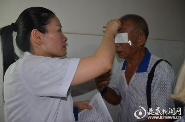 娄底爱尔眼科医院医务工作人员为白内障老人揭开纱布