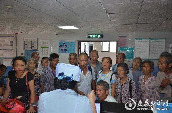 娄底爱尔眼科医院医护人员为甘棠镇的白内障患者办理出院手续