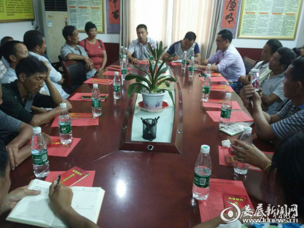 油溪桥村村支书彭育晚为参观团讲课。