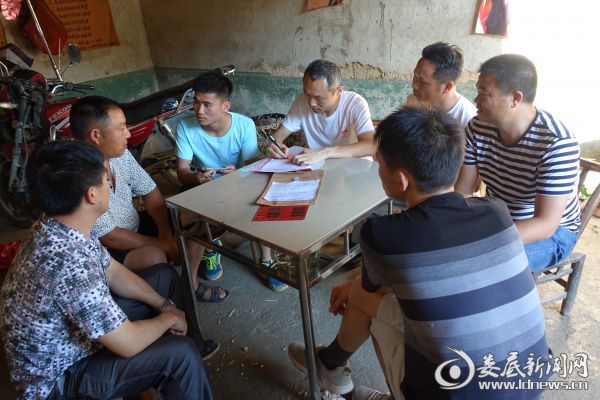 图为省第一师范赵清桂教授及学生、县农开办调研杏子铺镇合意村贫困户