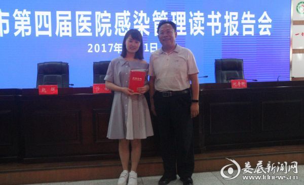 一等奖获得者与王健云合影