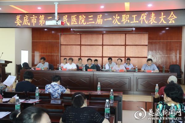 左一（工会主席管长元）左二（院长朱华江）中间（市卫生计生委党组成员、纪检组长吴小平）右一（副院长刘慎远）右二（党委书记罗建国）