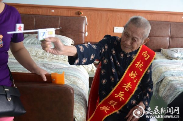92岁的抗战老兵李伯余回忆当年浴血奋战的情景