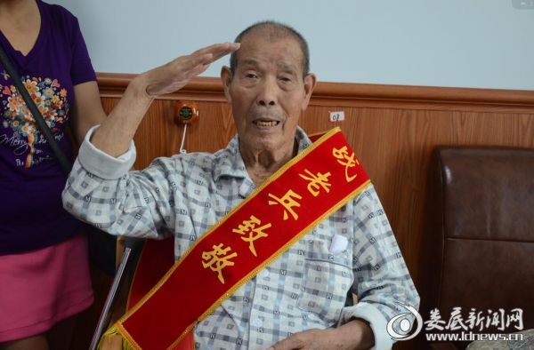 97岁的唐超群行军礼