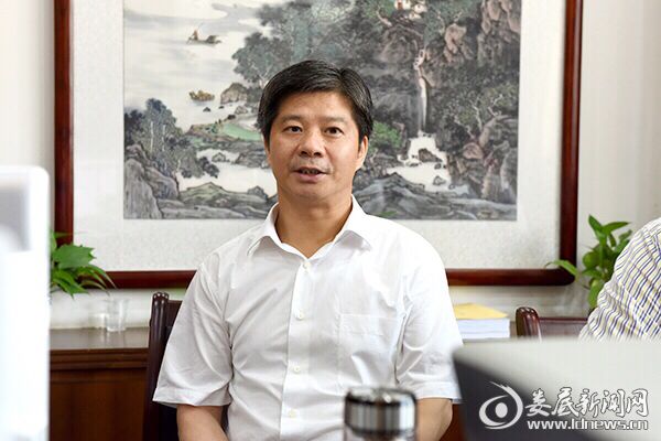 李荐国强调，要掀起“头脑风暴”解放思想更新观念